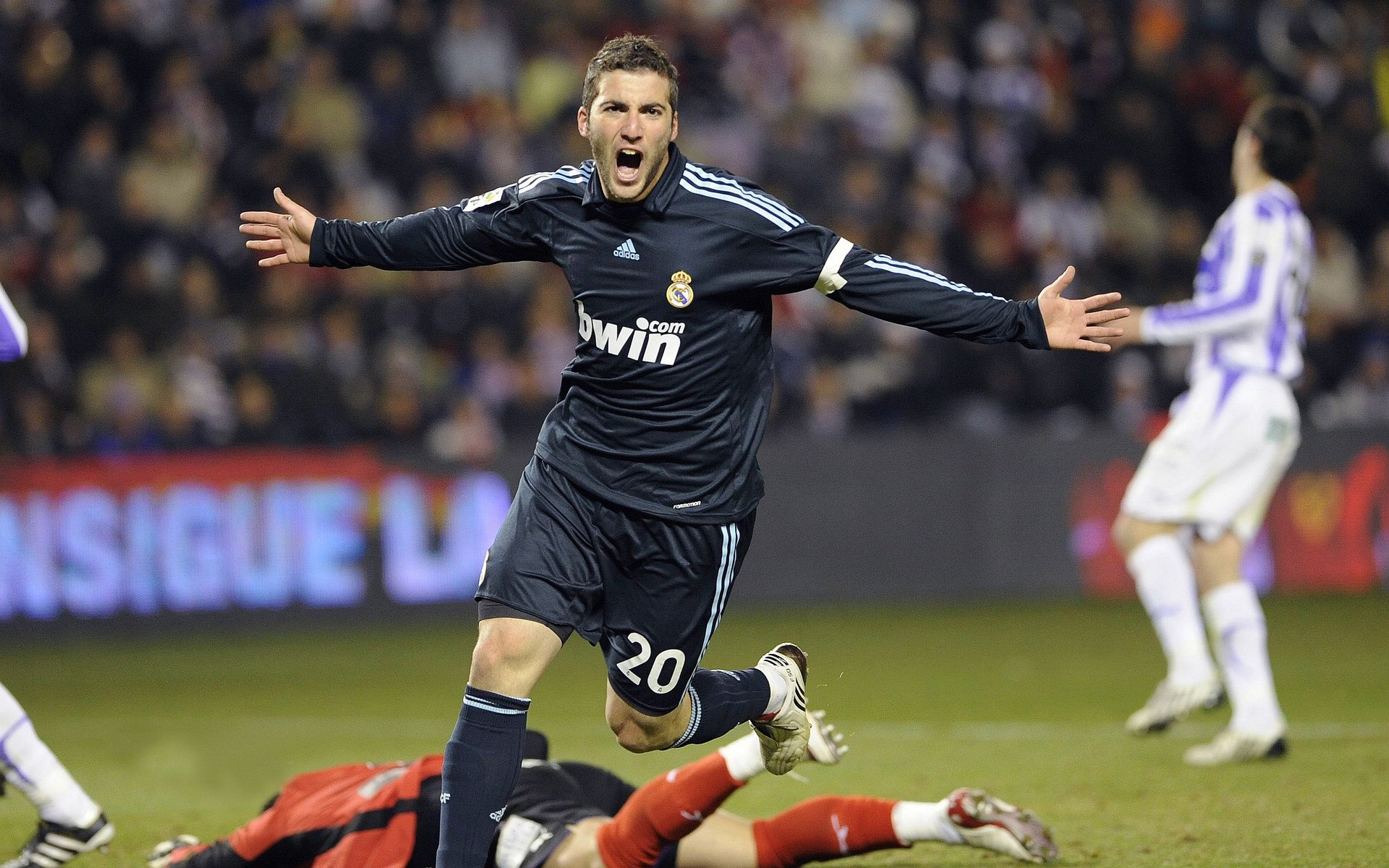 传的漂亮，打的精彩！费尔明长传精准制导，拉什福德一步过掉对手爆杆破门！