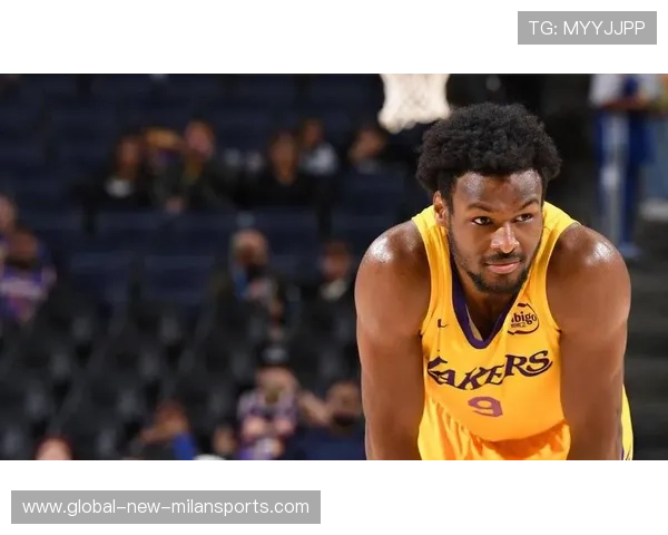 里夫斯26+11集锦：妙传布朗尼空接暴扣 关键三分大心脏，里斯·布朗